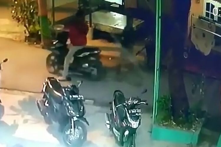 4 Trik Sederhana Perkecil Kemungkinan Motor Dicuri Saat Parkir Artikel ini telah tayang di Kompas.com dengan judul "4 Trik Sederhana Perkecil Kemungkinan Motor Dicuri Saat Parkir" 4 Trik Sederhana Perkecil Kemungkinan Motor Dicuri Saat Parkir Artikel ini telah tayang di Kompas.com dengan judul "4 Trik Sederhana Perkecil Kemungkinan Motor Dicuri Saat Parkir"