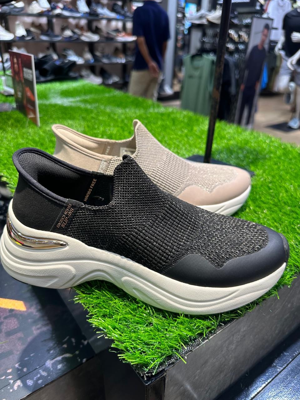 890.000 women