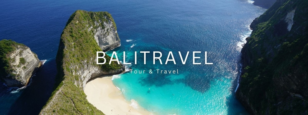 Wisatawan menikmati keindahan pemandangan matahari terbenam yang romantis di pantai Bali.