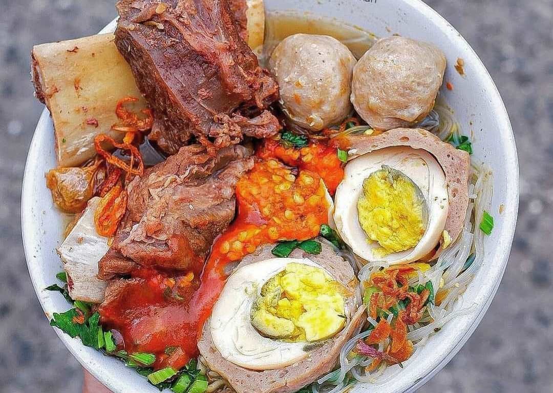 Bakso pedas lengkap dengan toping