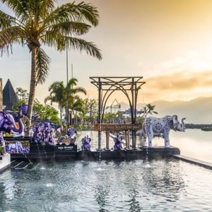 Kebersamaan hangat makan malam keluarga besar di restoran bernuansa alam Bali.