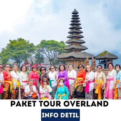 Rombongan bus pariwisata eksekutif yang membawa wisatawan overland melintasi destinasi alam.
