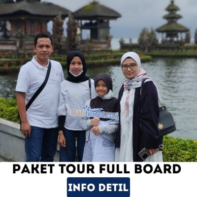 Pasangan menikmati makan malam romantis di resort bintang lima tepi pantai.