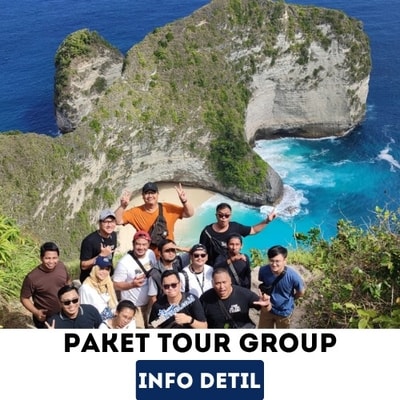 Rombongan karyawan perusahaan berfoto bersama dengan gembira di tebing Uluwatu.