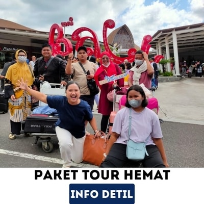 Wisatawan berfoto ceria menikmati liburan indah di pantai pasir putih Bali.