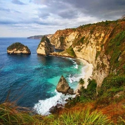 Pemandangan Indah Tebing dan Pantai Diamond Beach Nusa Penida Timur Bali