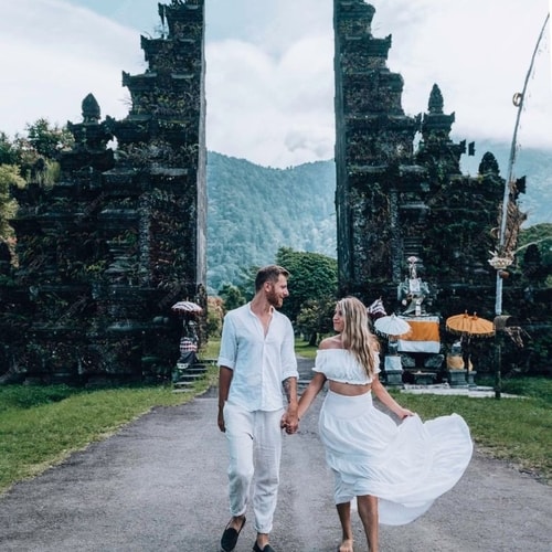 Pasangan Romantis Berfoto di Gerbang Tradisional Bali Paket Honeymoon 3H2M