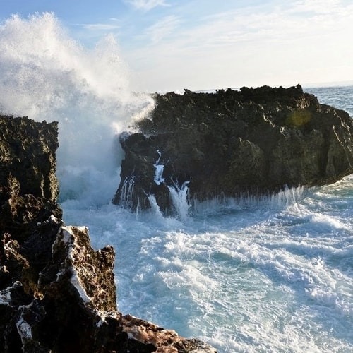 Atraksi Hantaman Ombak Tebing Waterblow Nusa Dua Paket Tour Bali 6H5M