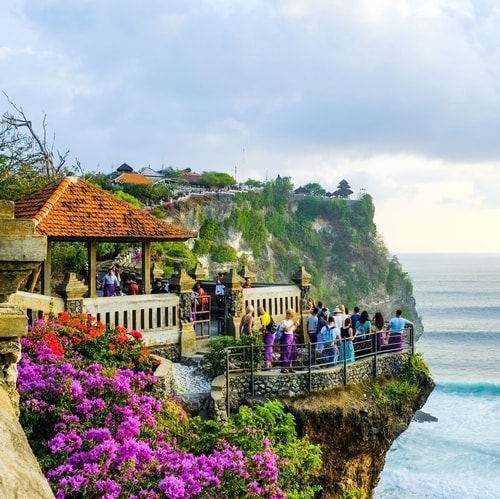 Pemandangan Tebing Pantai Uluwatu Bali Paket Tour 5H4M