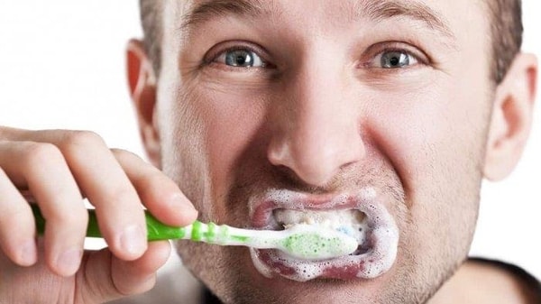 menyikat gigi dengan kasar