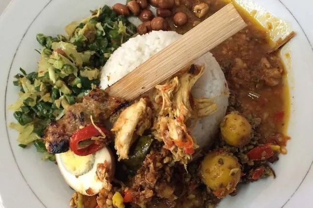 Nasi Campur Khas Bali
Telur, Sate Lilit, Kacang Goreng, Ayam Suwir, Ayam Betutu, Ayam Goreng, Sayur, Sambal, Nasi Putih dan Minum