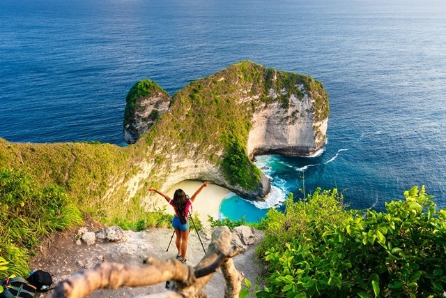 Pantai Kelingking, yang sering juga disebut T-Rex Bay, adalah pantai ikonik di Nusa Penida, Bali, dikenal dengan tebing yang berbentuk seperti kepala T-Rex. Pantai ini menawarkan pemandangan spektakuler dengan pasir putih bersih dan air laut yang jernih.