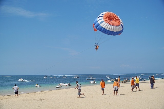 Start jam 8.30 pagi peserta langsung diajak menuju Tanjung Benoa (Free Glass Bottom Boat ke Pulau Penyu). Tanjung Benoa memiliki pasir putih dan gelombang air laut yang tenang, membuat pantai ini sangat cocok untuk aktivitas wisata bahari. Jika Anda hobi akan aktivitas water sport, maka Tanjung Benoa salah satu tempat wisata yang tidak boleh Anda lewatkan saat liburan di Bali.