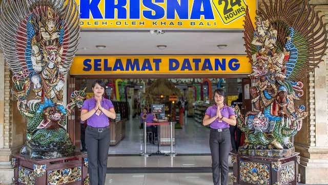 Berkunjung ke Bali, kurang lengkap rasanya jika tidak membeli oleh-oleh. Krisna pun dapat menjadi tempat berbelanja Anda saat di Bali. Mulai dari udeng, aksesoris, hingga kaos dengan kata-kata lucu dapat Anda temukan di sini