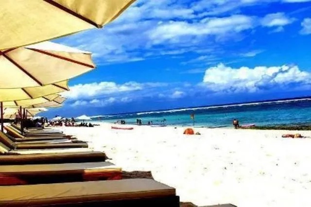 Pantai ini terletak di balik perbukitan dan sering disebut sebagai Pantai Rahasia (Secret Beach). Di sekitar pantai ini terdapat dua tebing yang sangat besar yang pada salah satu sisinya dipahat lima patung Pandawa dan Dewi Kunti