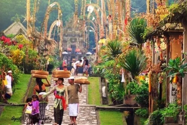 Desa wisata ini menawarkan konsep pemukiman yang ramah lingkungan. Tak ada mobil atau motor yang diperkenankan memasuki kawasan. Kendaraan bermotor hanya bisa masuk hingga pelataran parkir yang disediakan.