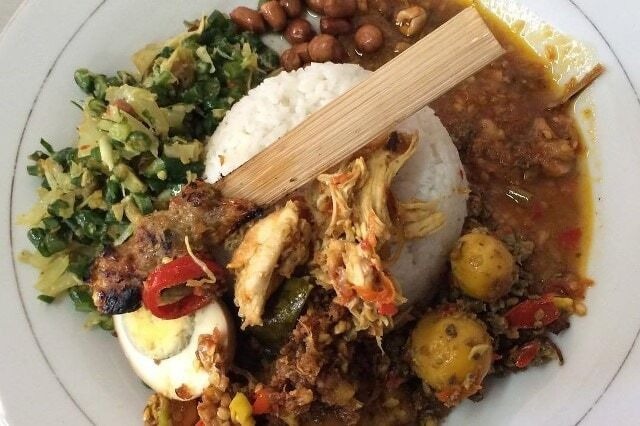 Nasi Campur Khas Bali
Telur, Sate Lilit, Kacang Goreng, Ayam Suwir, Ayam Betutu, Ayam Goreng, Sayur, Sambal, Nasi Putih dan Minum