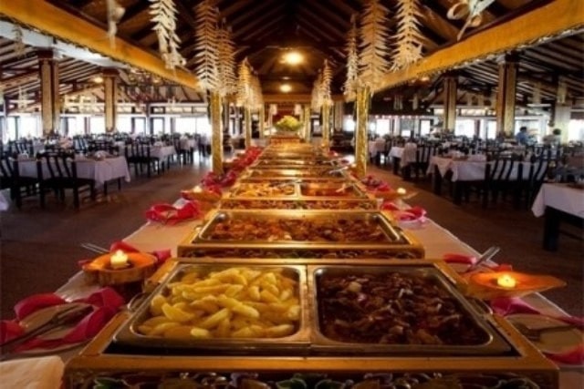 Restoran Prasmanan dengan pemandangan Gunung Batur & Danau Batur
Sajian menu Buffet (All You Can Eat)