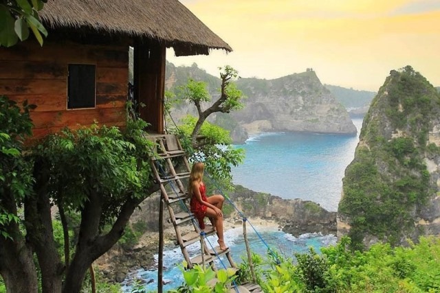 Seperti namanya, objek wisata dan tempat menginap ini dirancang berada di atas pohon. Selain itu rumah pohon ini juga dirancang menghadap langsung ke arah Pantai Atuh. Dengan demikian pada saat kamu berada di atas, kamu akan disuguhkan view Pantai Atuh yang sangat mempesona.