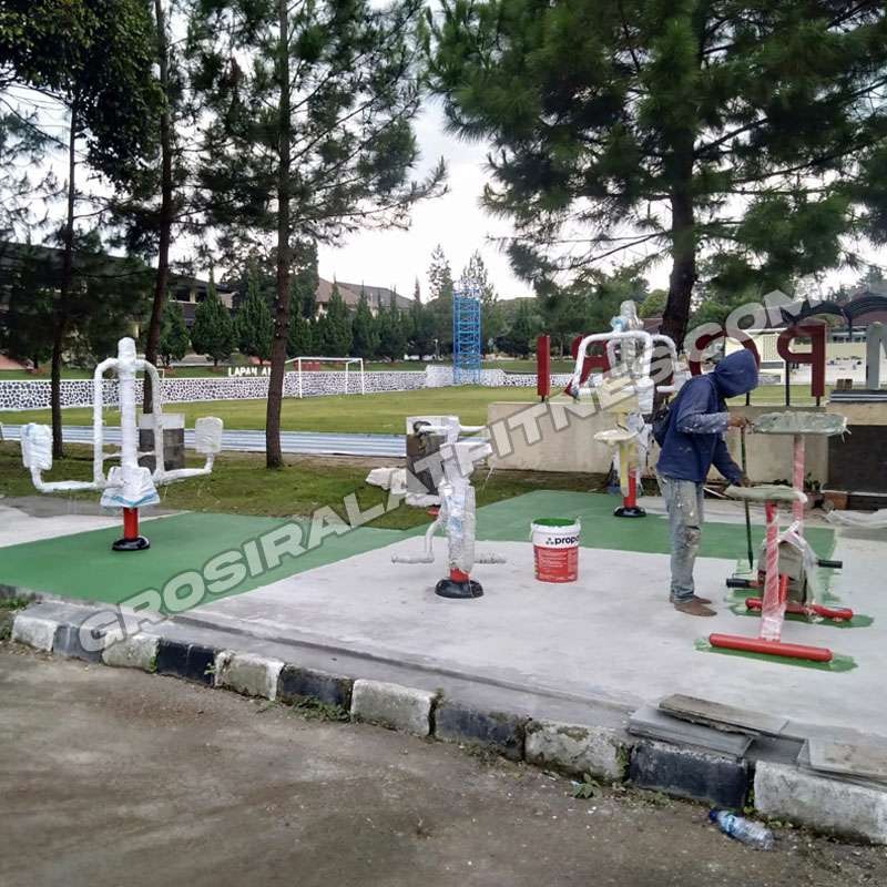 Pemasangan Alat Fitnes Outdoor Sespim Polri Lembang Bandung Barat