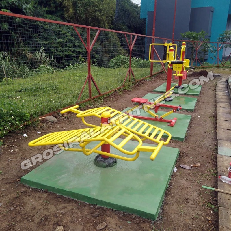 Pemasangan alat fitnes outdoor di sma darul hikam bandung