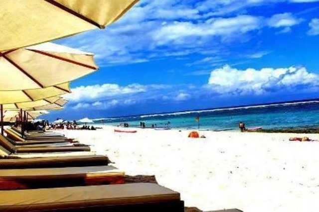 Pantai ini terletak di balik perbukitan dan sering disebut sebagai Pantai Rahasia (Secret Beach). Di sekitar pantai ini terdapat dua tebing yang sangat besar yang pada salah satu sisinya dipahat lima patung Pandawa dan Dewi Kunti.v