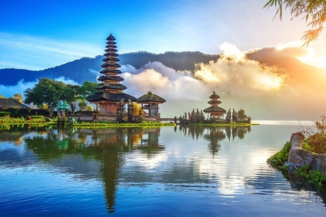 Pura Ulun Danu Beratan merupakan tempat menyembah Dewi Danu sang penguasa Danau dan juga Dewi Sri yaitu Dewi Padi. Pura ini berada di tengah Danau Beratan, Bedugul, dan merupakan keindahan panorama tak terucapkan, yang berada pada ketinggian 850 M di atas permukaan laut.