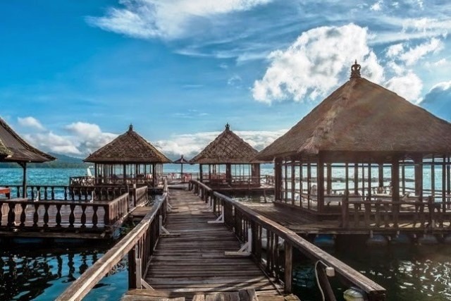 Sesuai namanya yakni Resto Apung Kedisan, restaurant ini benar-benar mengapung di atas danau. Bisa dibilang cukup unik dengan ditambah pemandangan tak biasa, yaitu Gunung Batur dan Danau Batur