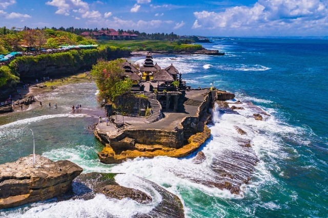 Pura Tanah Lot merupakan pura laut tempat pemujaan dewa-dewa penjaga laut. Tanah Lot yang artinya batukarang yang berada di tengah lautan. Tanah Lot terkenal sebagai tempat yang indah untuk melihat matahari terbenam.