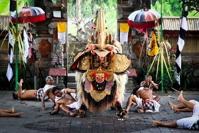Tari Barong dan Kris Dance menceritakan kisah tentang peperangan abadi antara kebaikan melawan kebatilan, dimana Barong yang merupakan tokoh sentral adalah tokoh yang baik yang selalu menang melawan tokoh jahat Rangda.