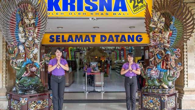 Berkunjung ke Bali, kurang lengkap rasanya jika tidak membeli oleh-oleh. Krisna pun dapat menjadi tempat berbelanja Anda saat di Bali. Mulai dari udeng, aksesoris, hingga kaos dengan kata-kata lucu dapat Anda temukan di sini