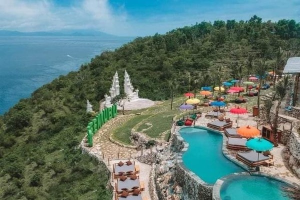 Green Kubu Penida ... Lokasi restoran ini tidak bisa lebih baik. Berdiri di daerah perbukitan yang menghadap langsung pemandangan pegunungan dan laut yang eksotis