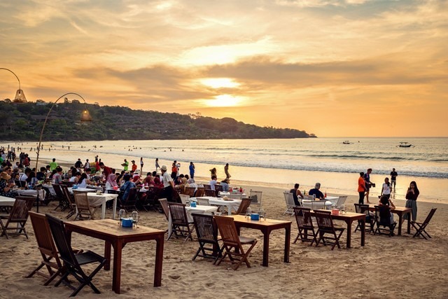 imbaran merupakan tempat makan malam yang sangat terkenal di Bali. Suasananya yang romantis serta makanan seafood yang segar nikmat, akan menjadi penutup malam yang berkesan.