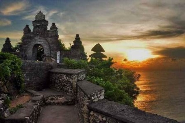 ura yang terletak di ujung barat daya pulau Bali di atas anjungan batu karang yang terjal dan tinggi serta menjorok ke laut ini merupakan Pura Sad Kayangan yang dipercaya oleh orang Hindu sebagai penyangga dari 9 mata angin. Pura ini didirikan pada abad 11 oleh pendeta suci bernama Mpu Kuturan yang mana beliau mengajarkan tatanan sistim adat yang sampai saat ini masih dianut oleh masyarakat Hindu Bali.