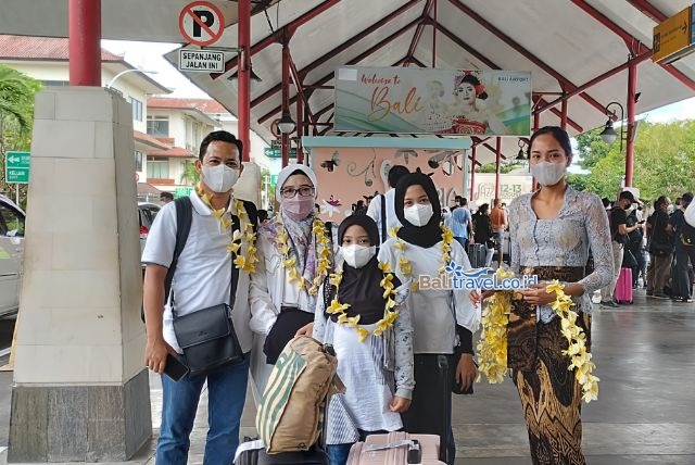 Pengalungan Bunga Oleh Tim Bali Travel