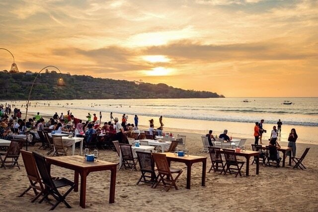 Jimbaran merupakan tempat makan malam yang sangat terkenal di Bali. Suasananya yang romantis serta makanan seafood yang segar nikmat, akan menjadi penutup malam yang berkesan