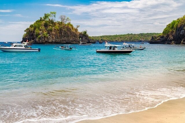 Pantai dengan air laut super bening, seperti kristal.