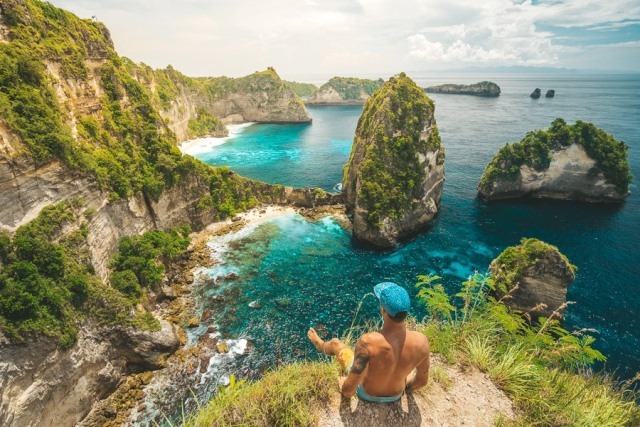Raja Lima, Nusa Penida berada di bukit yang tinggi dengan angle yang bagus. Dari atas Anda bisa melihat dengan jelas batu-batuan yang membentuk gugusan pulau-pulau kecil layaknya Raja Ampat. Yang tak kalah magic adalah Anda bisa menyaksikan mata air di pinggir laut yang tidak asin dan tidak pernah kering.