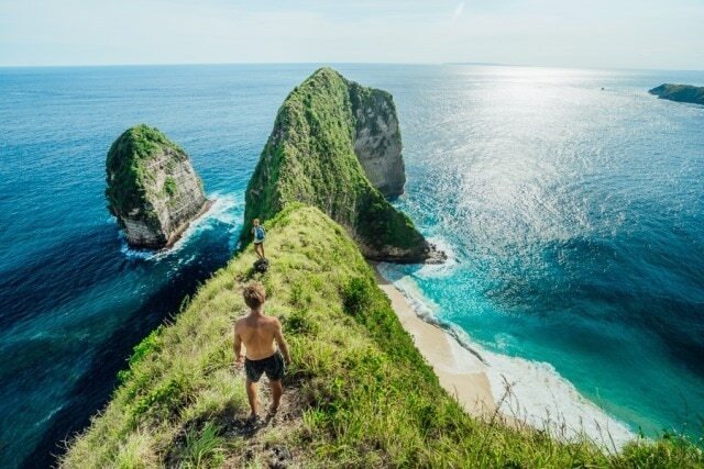 Oleh warga setempat pantai Kelingking lebih dikenal dengan nama pantai Karang Dawa, karena lokasi dari objek wisata ini di dusun Bunga Mekar, Desa Karang Dawa, Kecamatan Nusa Penida. Sehingga lebih dikenal sebagai pantai Karang Dawa, sebutan pantai Kelingking hanya populer di kalangan wisatawan saja, entah bagaimana asal muasalnya sehingga tempat tersebut dinamai pantai Kelingking. Tempatnya berada pada tebing curam dan cukup sulit untuk dijangkau, tetapi bagi mereka yang berjiwa petualang tidaklah begitu sulit.