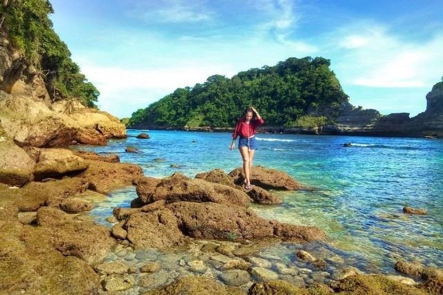 Sesuai namanya, Diamond Beach menawarkan pemandangan tebing-tebing karst dengan bentuk meruncing menyerupai permata. Untuk mencapai pantai berpasir putih ini, Anda harus menuruni sebuah anak tangga yang terbuat dari batu yang telah dilengkapi dengan pagar pengaman.