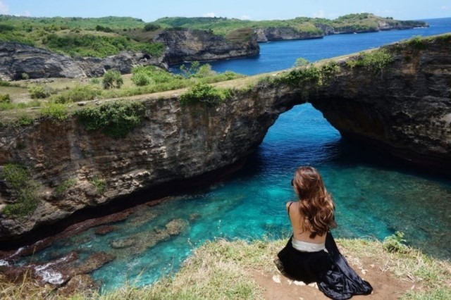 Kolam alami ini berada diantara bebatuan dan tebing di tepi pantai dan berdekatan lokasinya dengan Broken Beach yang sangat terkenal karena keindahan bentuk tebing batu tepi pantainya yang membentuk sebuah lubang raksasa nan unik.