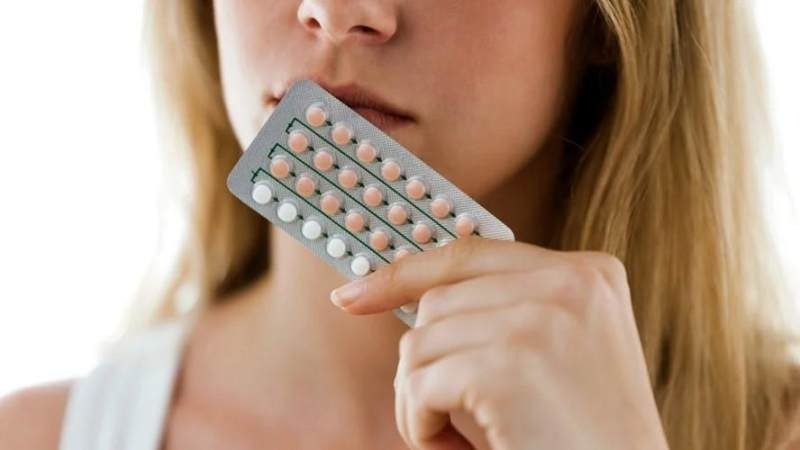 Wanita sedang membawa pil KB